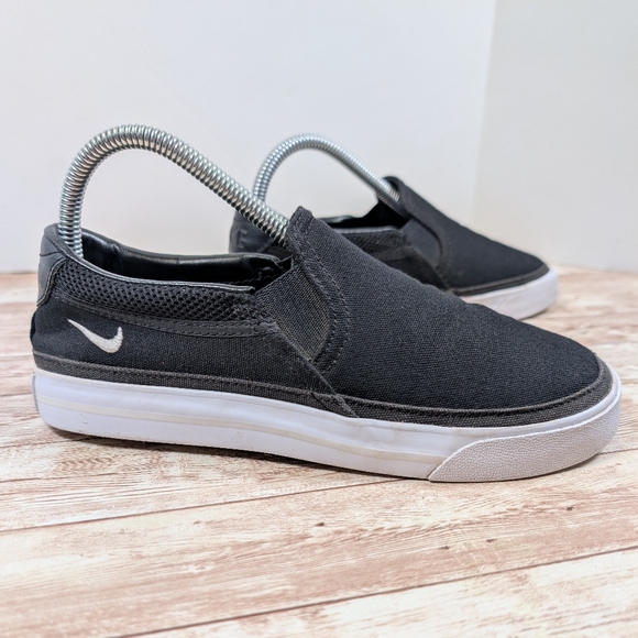 nike court legacy women's black